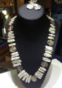 Collar y aros plata perlas de río